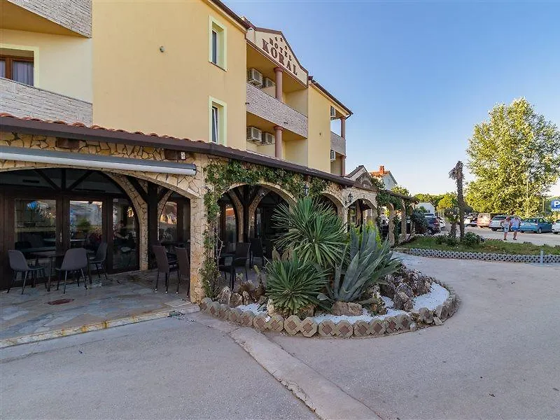 Hotel Koral ميدولين