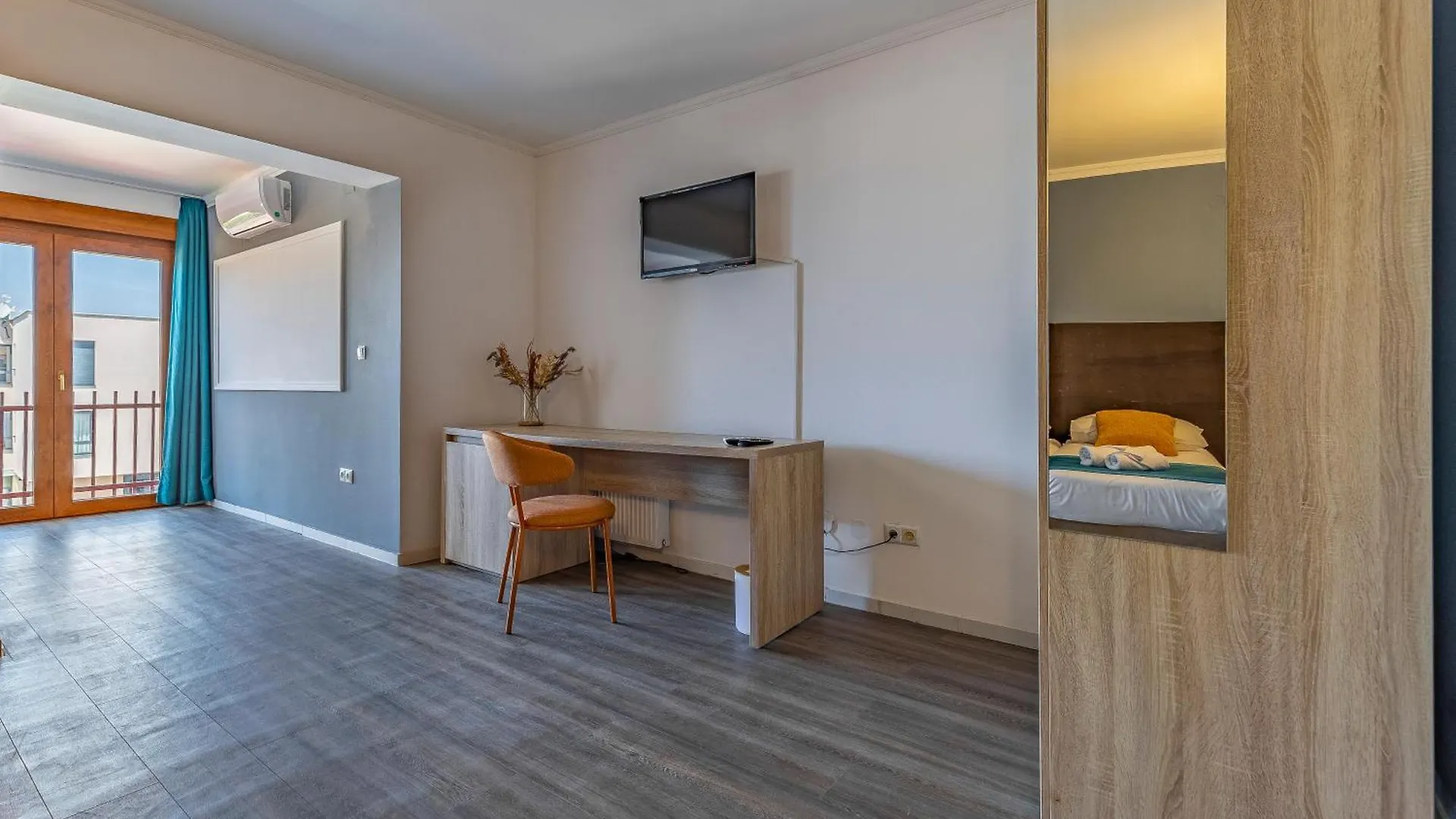 Hotel Koral ميدولين